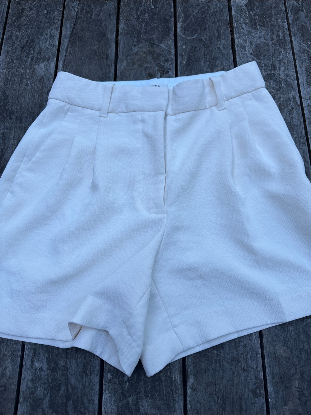 Aritzia The Effortless Short Mid-Thigh 5”